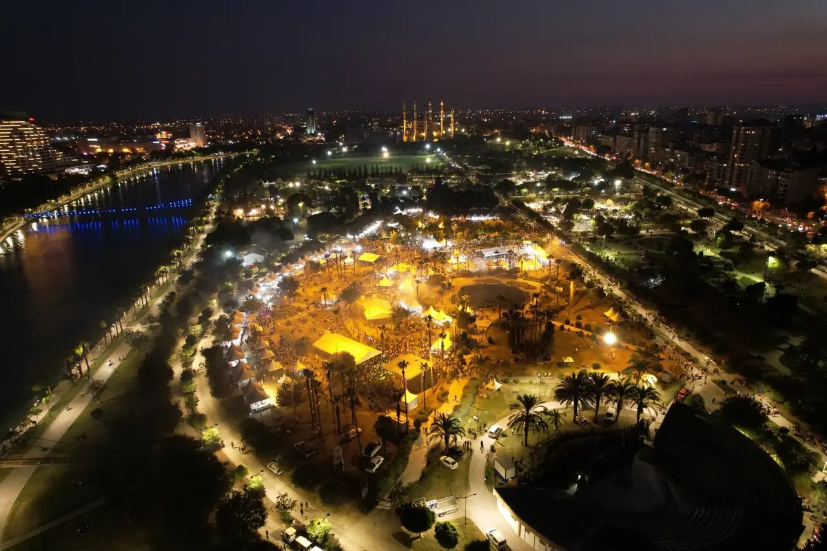 Adana Lezzet Festivali alanı gece havadan: ışıklandırılmış Merkez Park ve Seyhan Nehri kıyısı