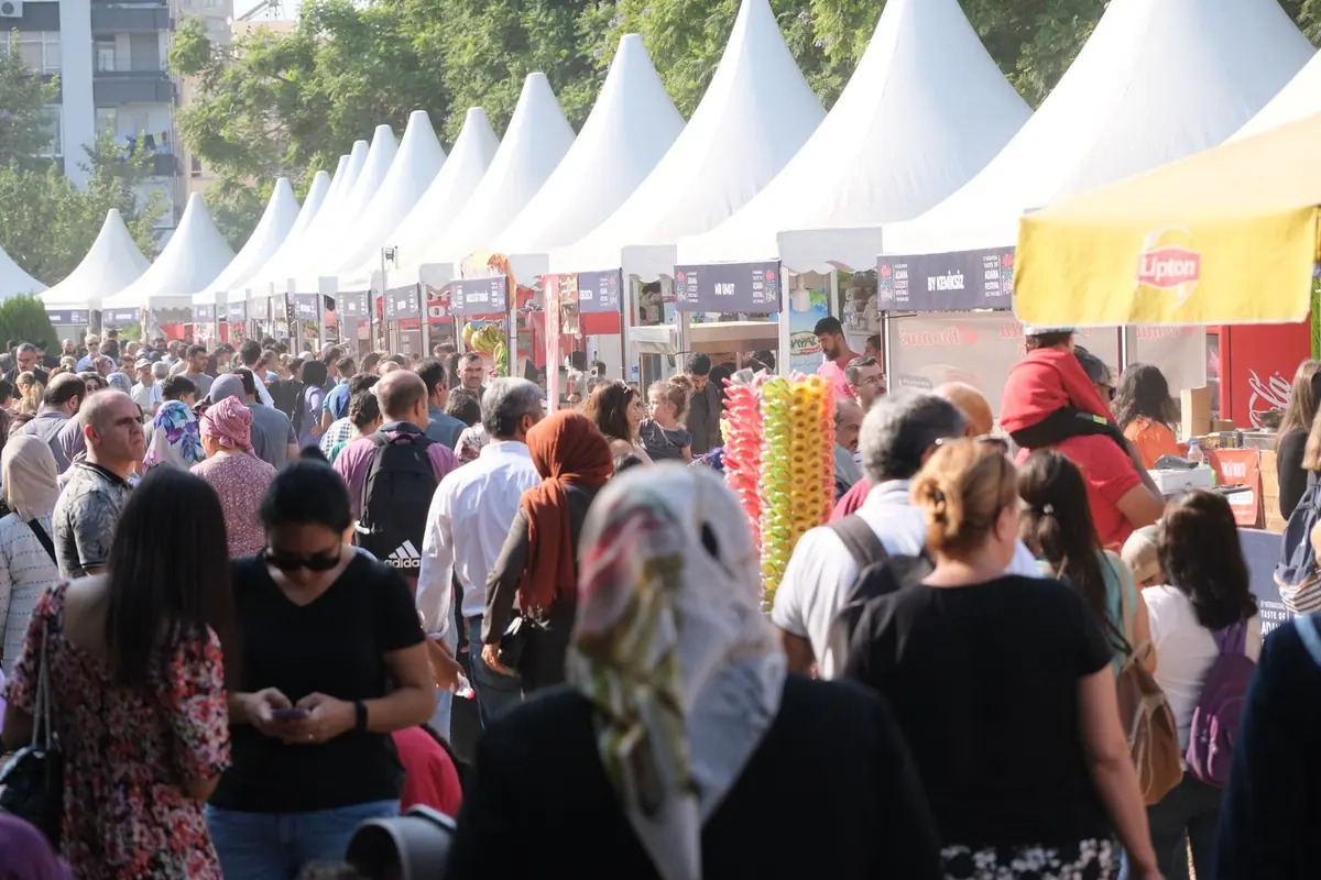 Adana Lezzet Festivali'nde beyaz &ccedil;adırlı stantlar arasında dolaşan ziyaret&ccedil;iler
