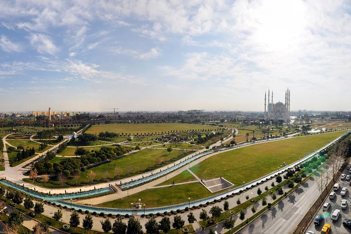 Adana Merkez Park'ın y&uuml;ksekten panoramik g&ouml;r&uuml;n&uuml;m&uuml;, sağda Sabancı Merkez Camii