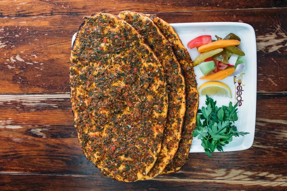 &Uuml;stten Antep usul&uuml; lahmacunlar: ince, uzun hamur ve maydanozlu har&ccedil;