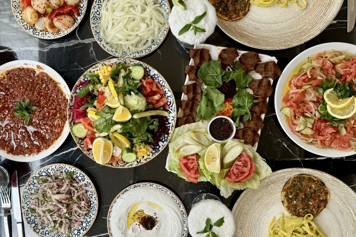 Adana'da En Çok Meze Veren Kebapçı: Masaya Gelen 15 İkram