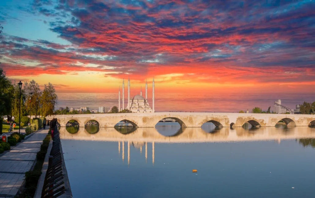 Adana Taşk&ouml;pr&uuml; ve Sabancı Merkez Camii g&uuml;n batımı