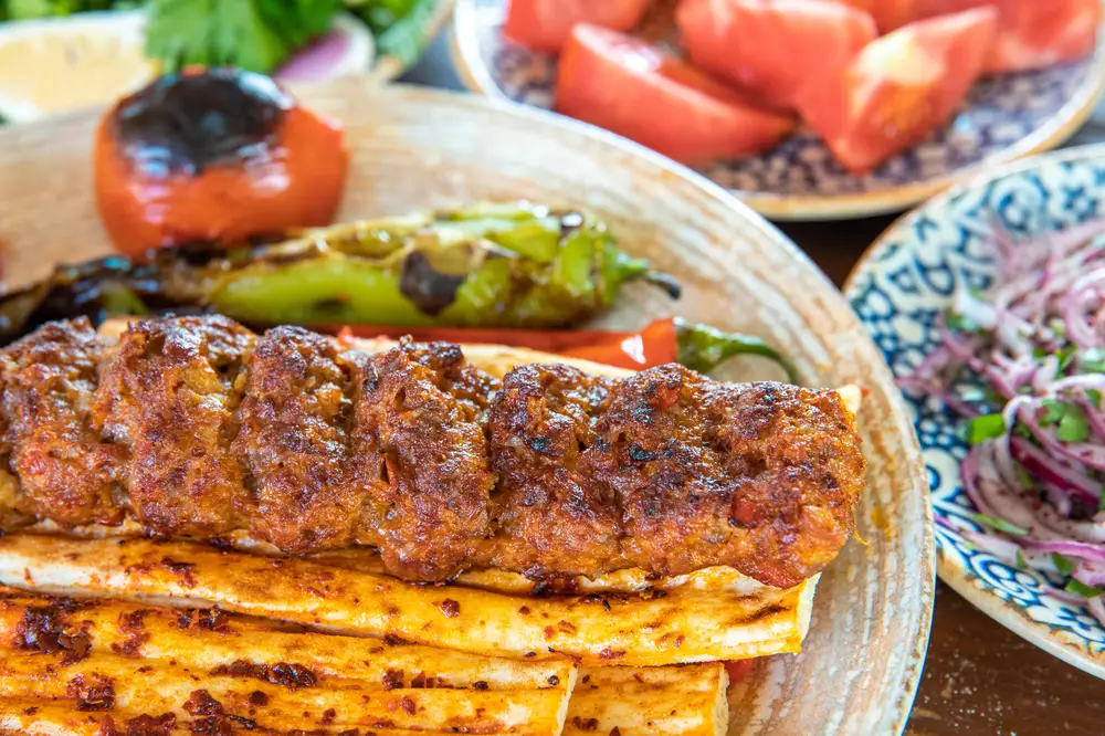 Zırhla elde kıyılmış kebap kıymasının tane tane dokusu