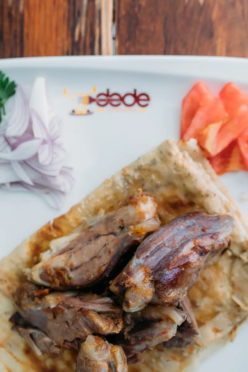 Dede Kebap'ta yufka &uuml;zerinde odun ateşli taş fırında pişmiş b&uuml;ryan