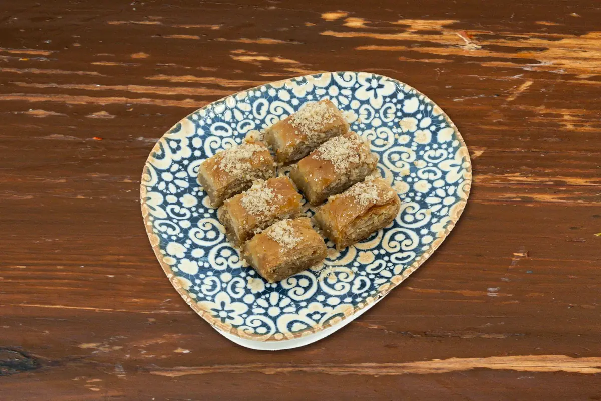 Dede Kebap'ta cevizli baklava: desenli tabakta kare dilimler
