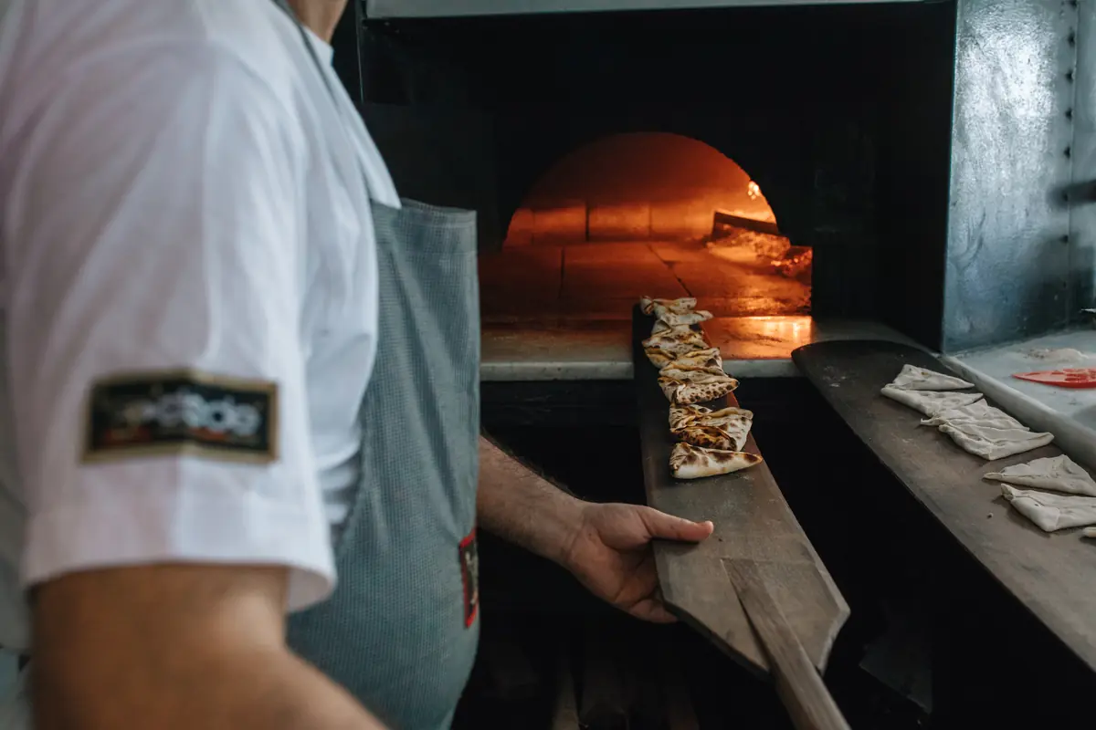 Dede Kebap'ın odun ateşli taş fırını: ustanın k&uuml;reğinde &uuml;&ccedil;gen b&ouml;rekler
