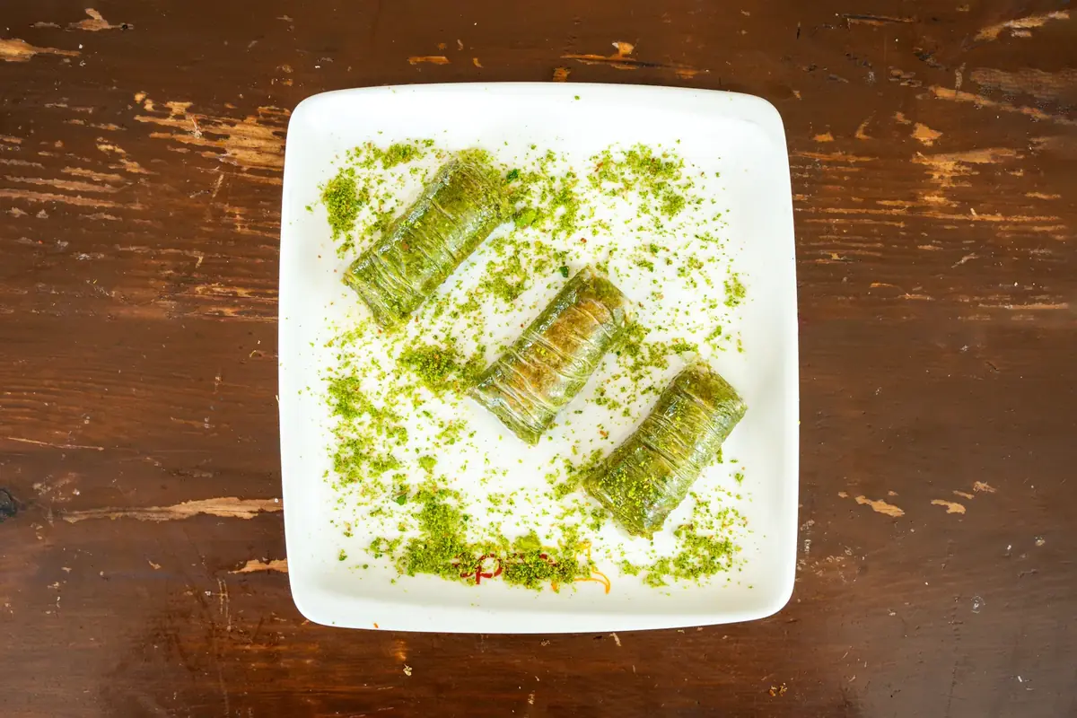 Dede Kebap'ta fıstık sarma: bol Antep fıstığıyla rulo sarılmış baklava dilimleri