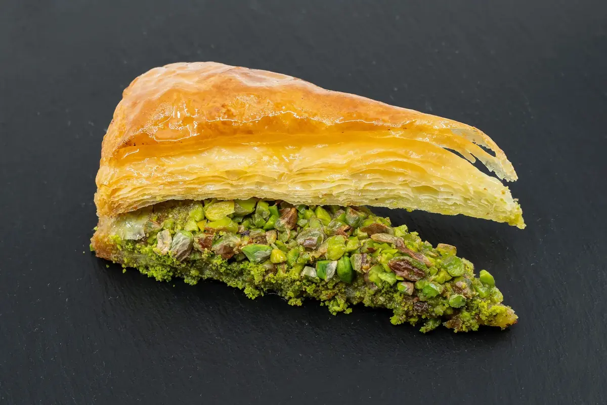 Dede Kebap'ta havu&ccedil; dilim baklava: altta kalın fıstık katmanı, &uuml;stte &ccedil;ıtır yufka katları