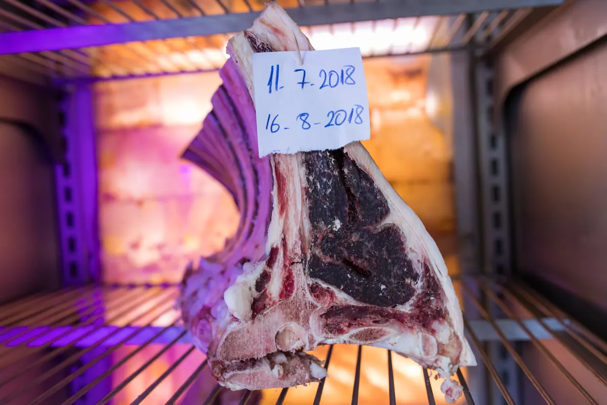 Dede Kebap'ın kuru dinlendirme dolabında 36 g&uuml;n bekletilen kemikli et