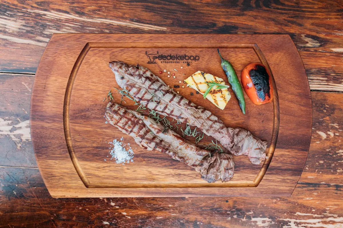 Dede Kebap'ta k&ouml;m&uuml;rde pişmiş kuzu k&uuml;şleme