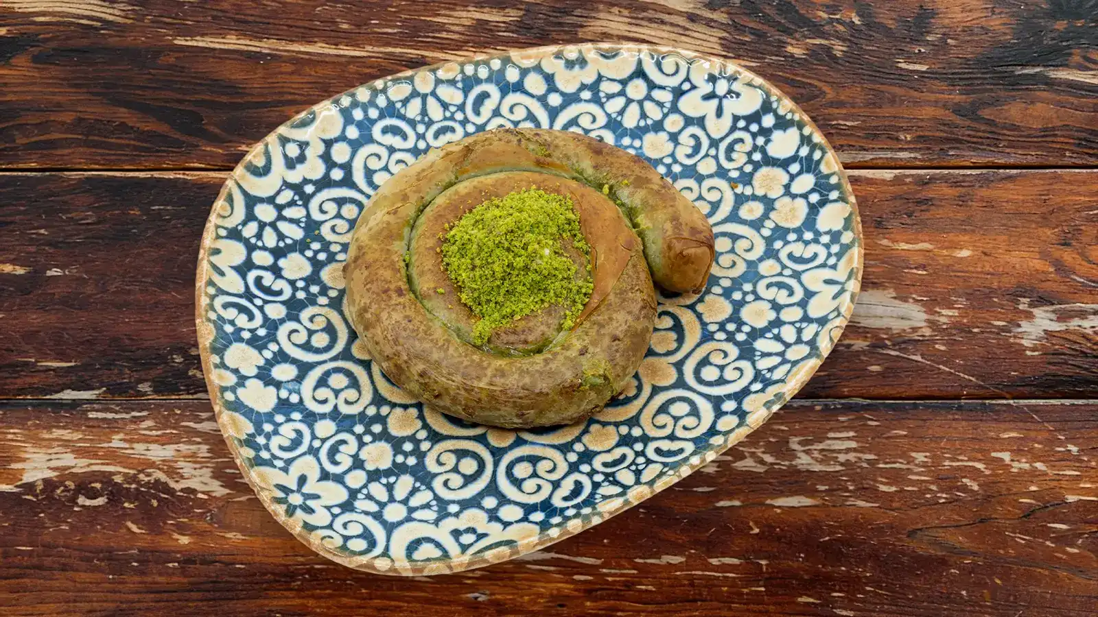 Simit katmer tatlısı, el açması yufka ile hazırlanmış Antep fıstıklı ve manda kaymaklı özel katmer – Adana Dede Kebap Steak Burger Tatlı Kasap