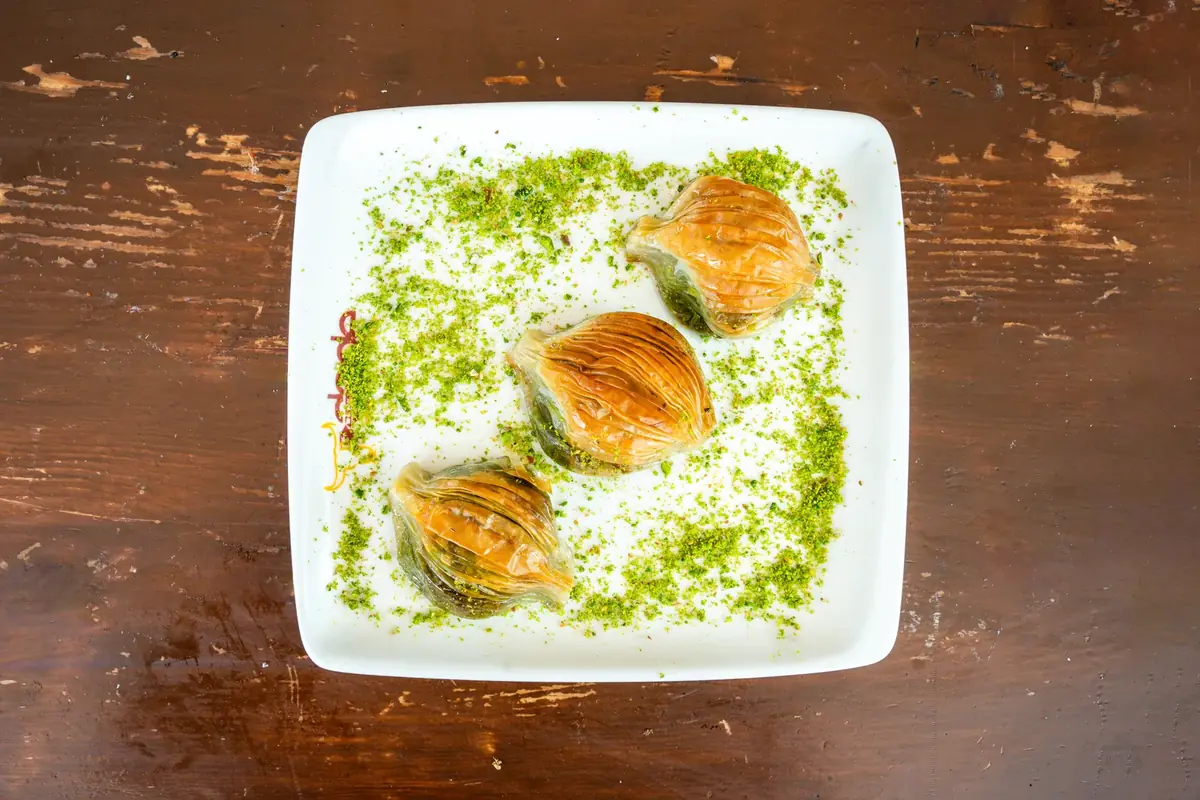 Dede Kebap'ta midye baklava: midye kabuğu bi&ccedil;iminde kıvrılmış fıstıklı baklava