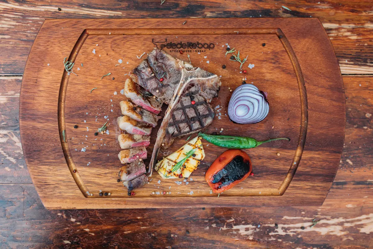 Dede Kebap'ta Porter House steak: T bi&ccedil;imli kemiğin bir yanında kontrfile, &ouml;b&uuml;r yanında bonfile